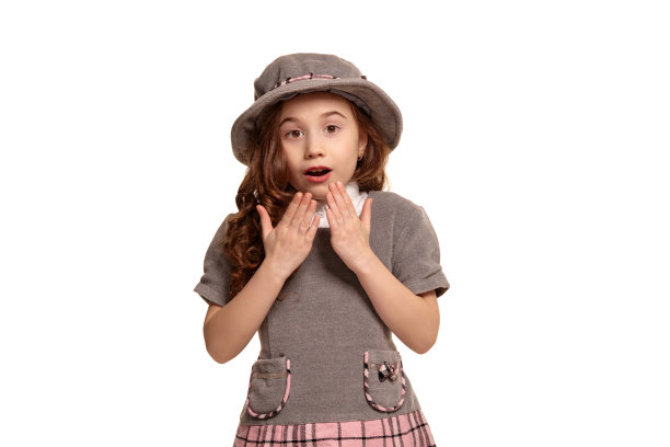 工作室拍摄的一个可爱的小男孩，长着一头长长的卷发，孤立地摆着白色的背景图片下载