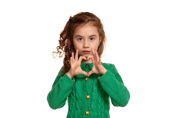 一个黑发小女孩的肖像，一头长长的卷发，孤立地在白色背景下摆姿势图片下载