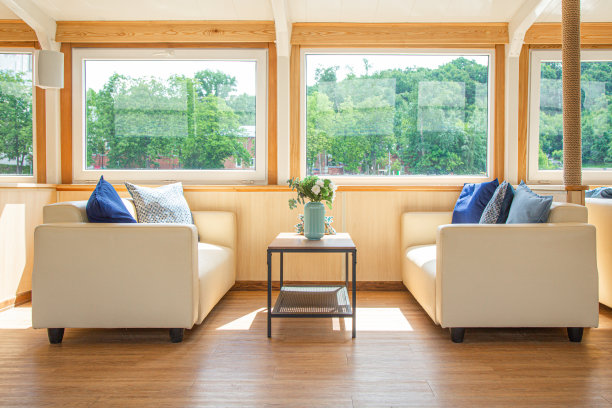 城市内河的船，具有城市景观的全景。旅游、休闲的概念，在城市中漫步，在城市中休息。河运输图片下载