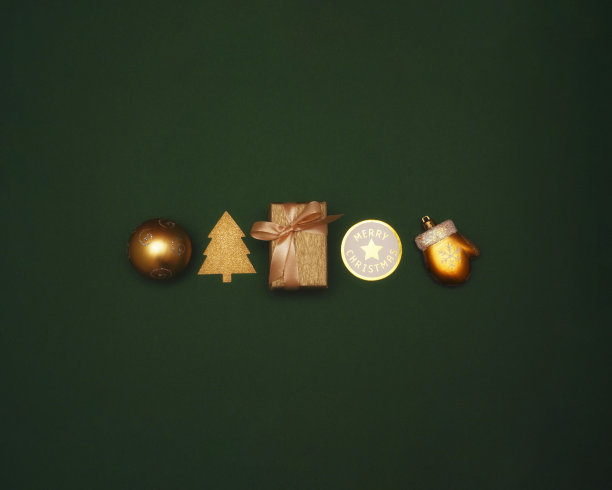 创意概念的圣诞或新年金色装饰在绿色的背景。贺卡。最小的概念，复制空间。图片下载