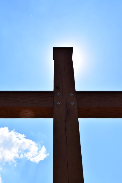 带光晕的木制十字架图片下载