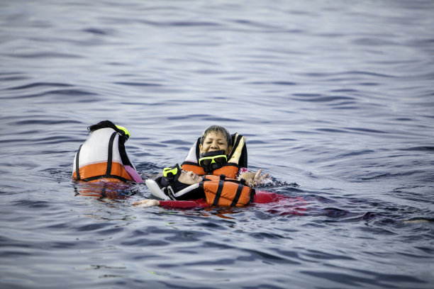 亚洲人在海里浮潜图片下载