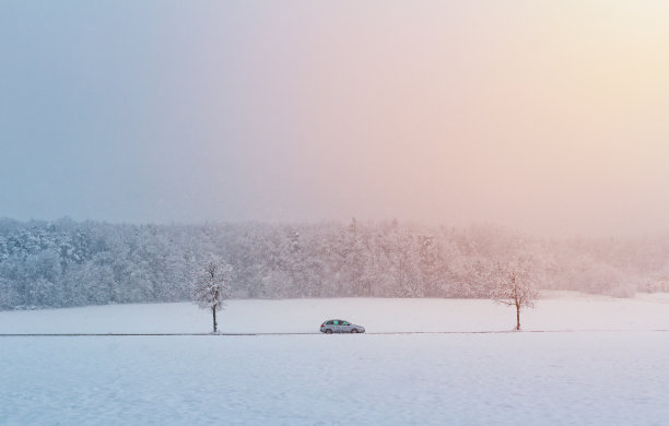 汽车在道路上的冬天捷克风景与雪和太阳。恶劣天气下的运输图片下载