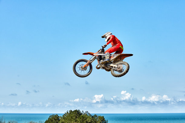 极限运动，摩托车跳跃。摩托车手在天空中做了一个极限跳跃图片下载