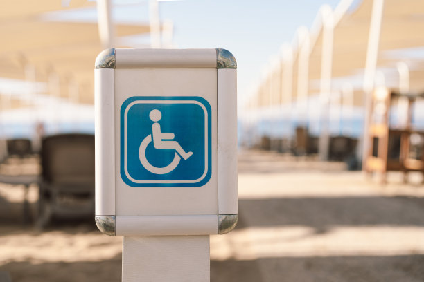 海滩上的残疾标志。海滩是为残疾人士设立的地方。图片下载
