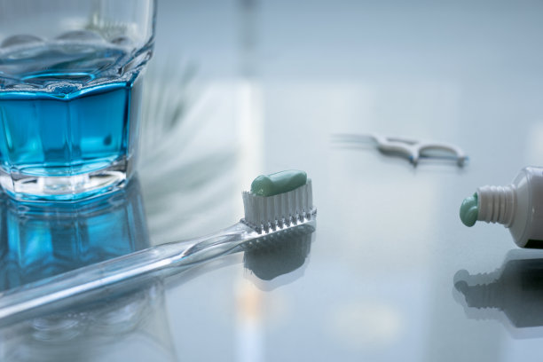 牙医设备在诊所的桌子上图片下载