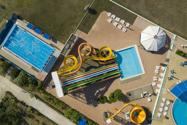 晴空万里水上乐园的鸟瞰图图片下载