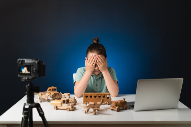 年轻男孩视频博主与他的追随者流。图片下载