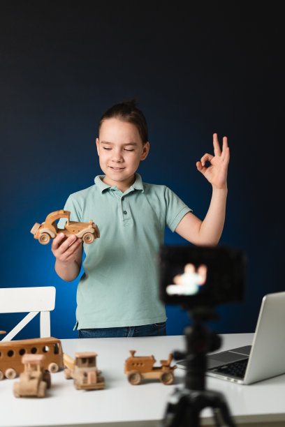 年轻男孩视频博主与他的追随者流。图片下载