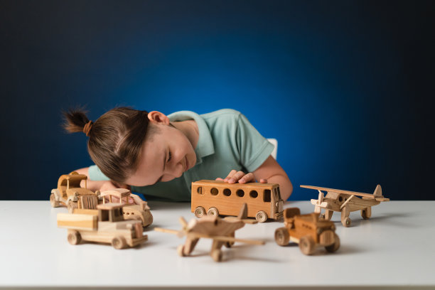 可爱的白人小孩在桌子上玩木制玩具图片下载