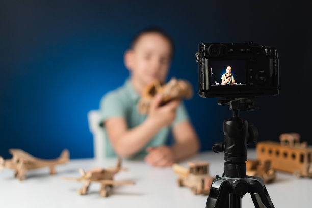 年轻男孩视频博主与他的追随者流。图片下载