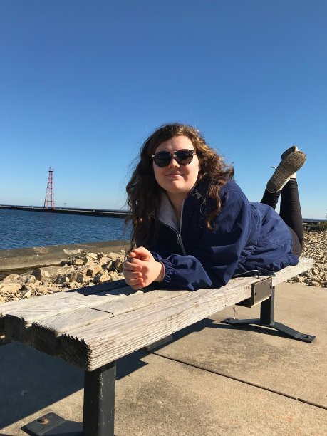 可爱的年轻女子探索灯塔码头在密歇根上半岛的安阿伯公园在梅诺米尼。图片下载