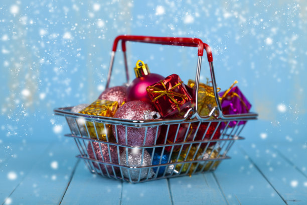 购物篮与圣诞礼物，装饰和和球图片下载