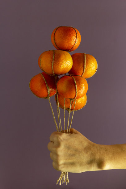 手捧橘子，飞得像气球。图片下载