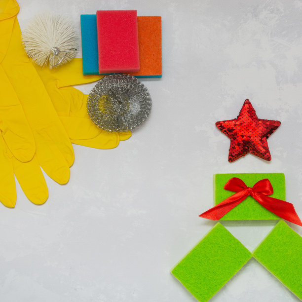 清洁产品的家庭和办公室的白色木制背景。圣诞节和新年清洁产品折扣概念。平躺图片下载