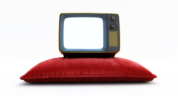 金色电视，红色枕头，白色背景。图片下载