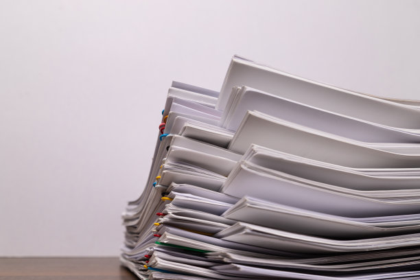 组报告文件的堆叠文件夹在彩色剪辑，业务，和教育的概念。图片下载