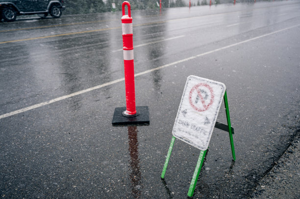 雪天沥青路面禁止停车标志和警告标志图片下载