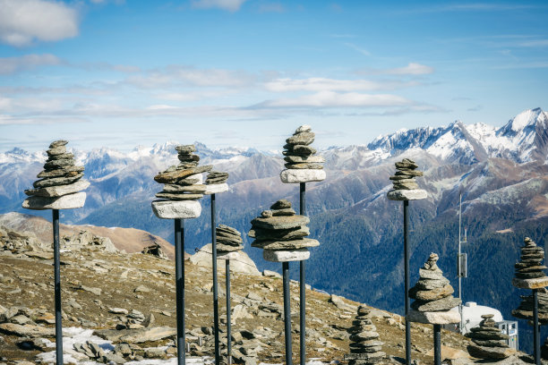 瑞士阿尔卑斯山蛋山山顶的石头花园图片下载