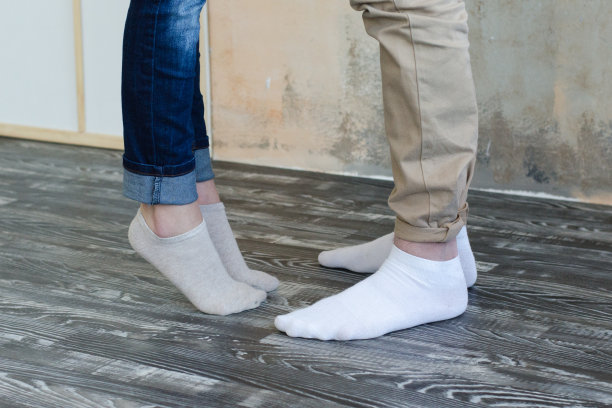 袜子讲的爱情故事。人的腿靠近图片下载