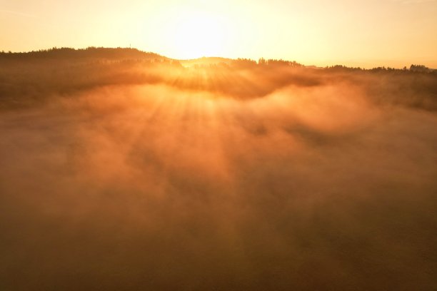 捷克共和国，雾蒙蒙的早晨，阳光明媚图片下载