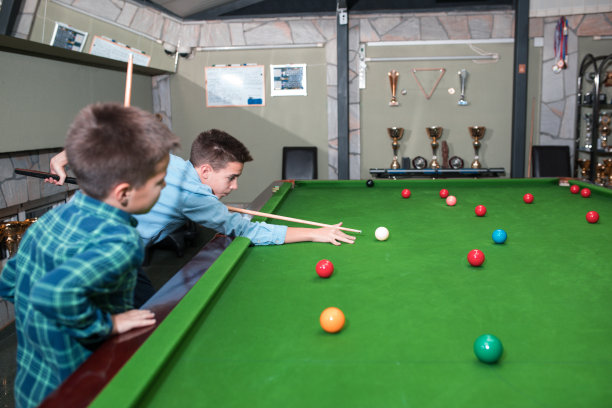 孩子们学习玩斯诺克图片下载