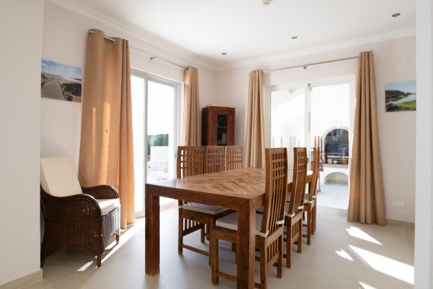 餐厅配有木制桌椅图片下载