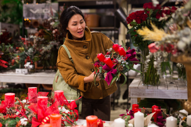 亚洲女人选择圣诞节安排与蜡烛图片下载