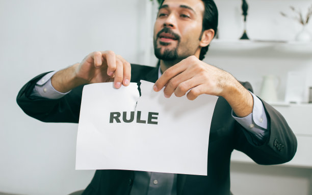 选择性的将焦点放在手撕纸上，呈现出违反规则的情况。经营理念。图片下载