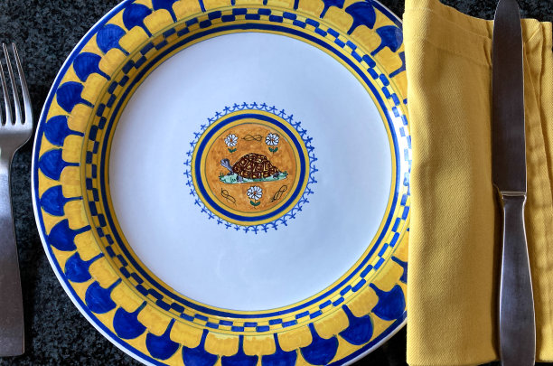 餐具设置与陶瓷盘子和黄色餐巾图片下载