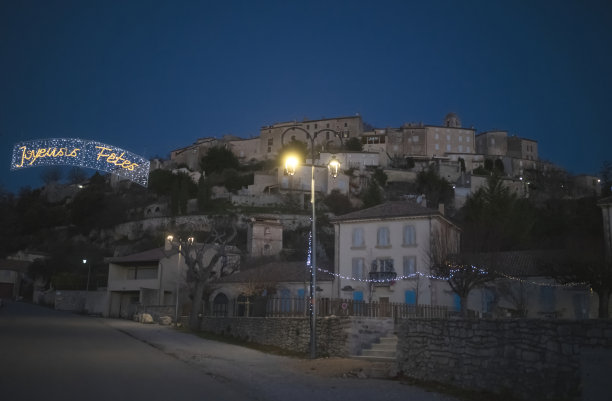 中世纪村庄的圣诞问候图片下载