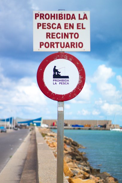 港口入口处的禁止标志，上面写着:“港区禁止捕鱼”图片下载