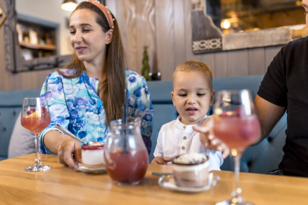 年轻的家庭图片下载
