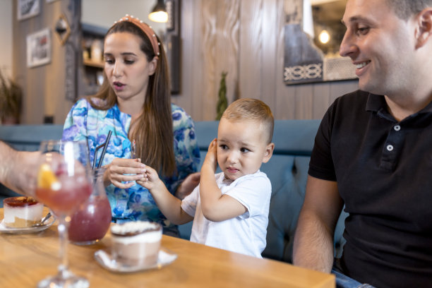 年轻的家庭图片下载