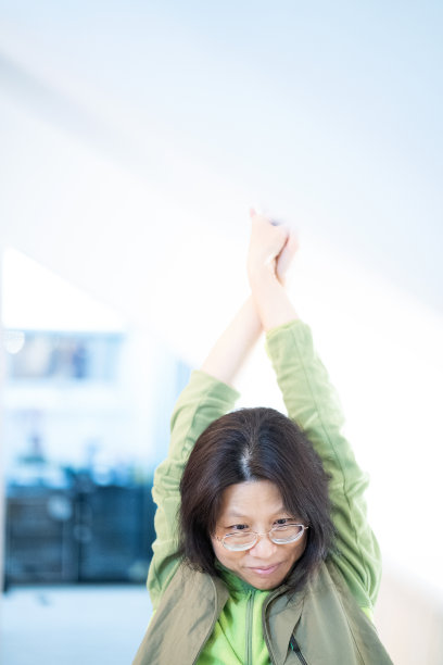 亚洲女性伸展身体图片下载