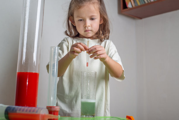 小孩用移液管将有色液体滴入试管。在家里穿衬衫的经历。在家上学和远程教育图片下载