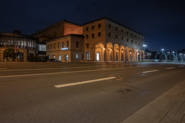 体育场(市政厅)在Mülheim一个德鲁尔/德国的夜晚图片下载