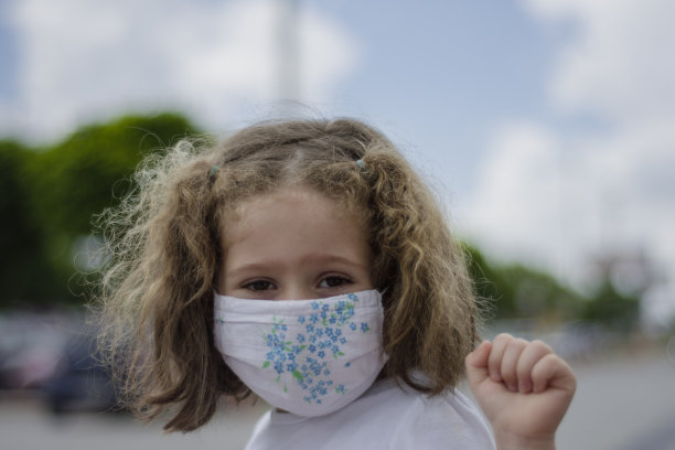 女孩戴面具图片下载