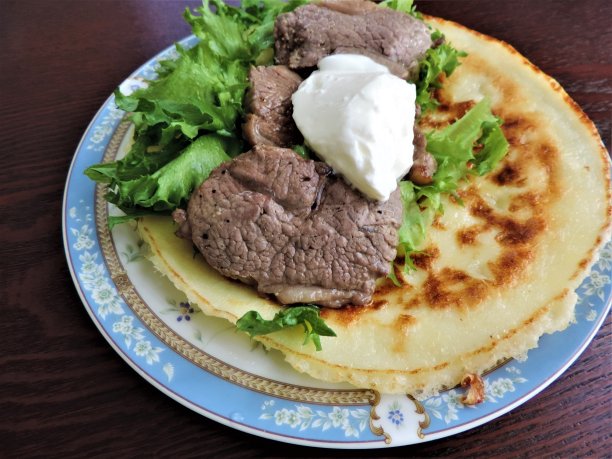 羊羔肉配生菜和酸奶。原来的配方。自制的。图片下载