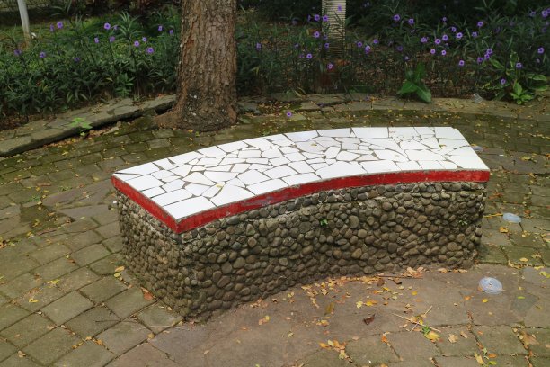 混凝土椅子中间的阴凉花园照片图片下载