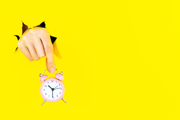 双手在撕裂的洞中握住双铃图片下载