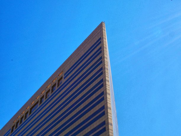 建筑角立面映衬蓝天图片下载