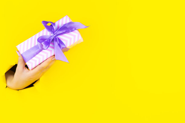 手给礼物，礼物，惊喜在撕洞图片下载