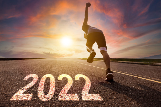 2022年新年概念，男子公路跑步和短跑图片下载