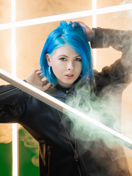 赛博朋克模型未来主义风格的女人led灯图片下载