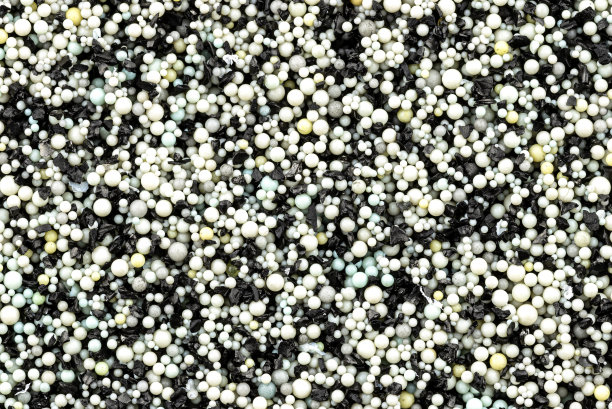 背景由一张微距照片制成，里面有活性炭和水过滤珍珠，顶视图。图片下载