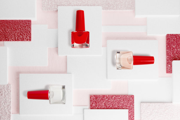 各种各样的指甲油瓶子在立方体顶部视图。图片下载