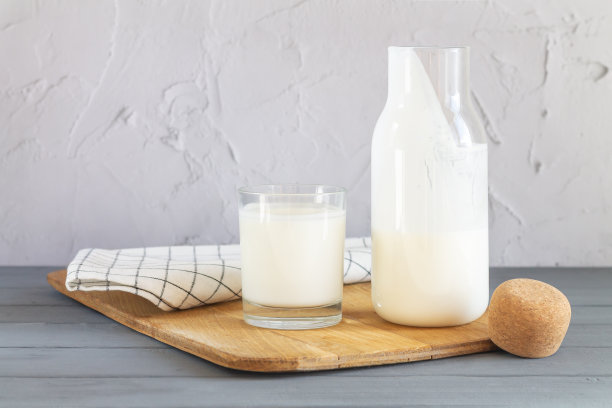 一罐有机酸奶或酸牛奶加玻璃图片下载