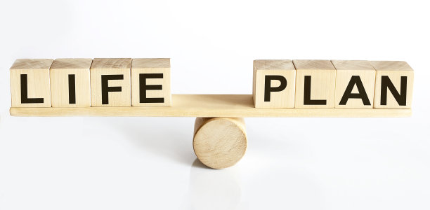 木制跷跷板代表生命和计划之间的不平衡，隔离在白色背景图片下载