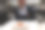 年轻快乐的人坐在餐厅里吃晚餐，看着法国焦糖布丁甜点和带着快乐周年纪念标志的食物约会图片下载